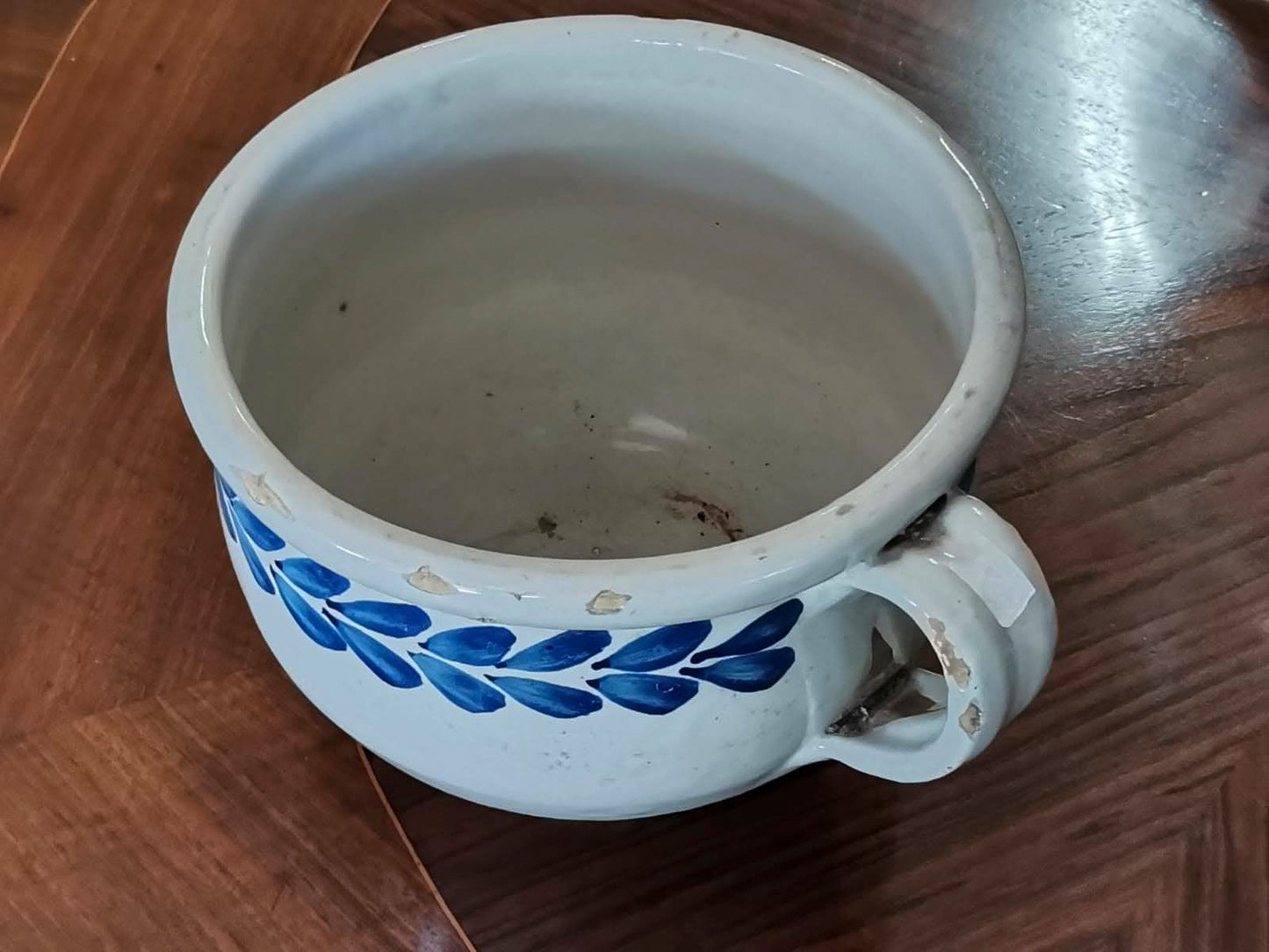 Vaso da notte in terracotta smaltata bianco e blu , Pollenza Italia epoca fine 800