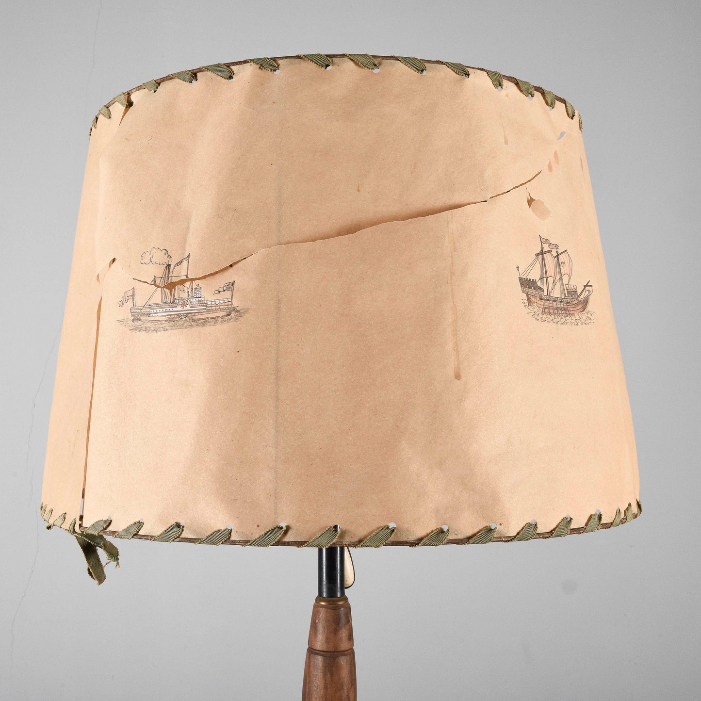 Lampada piantana da terra art deco stile Stilnovo paralume in carta pergamena con imbarcazioni dipinte