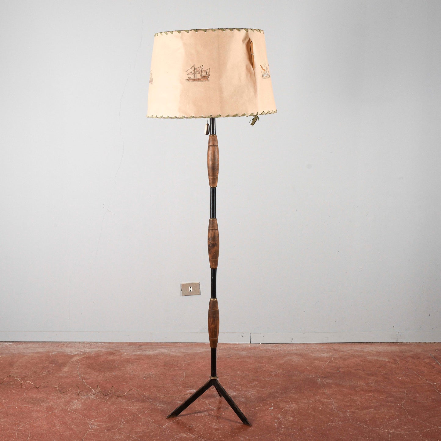 Lampada piantana da terra art deco stile Stilnovo paralume in carta pergamena con imbarcazioni dipinte
