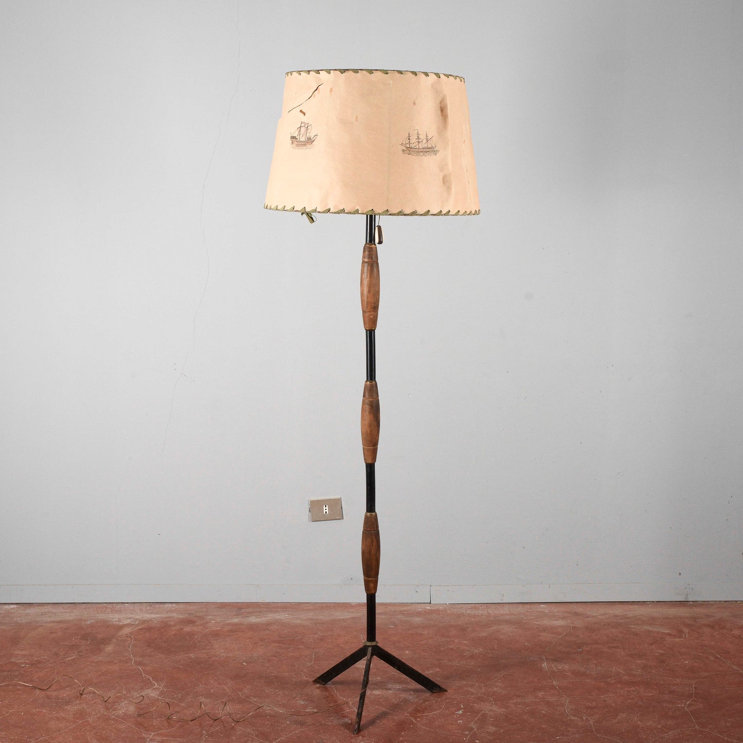 Lampada piantana da terra art deco stile Stilnovo paralume in carta pergamena con imbarcazioni dipinte