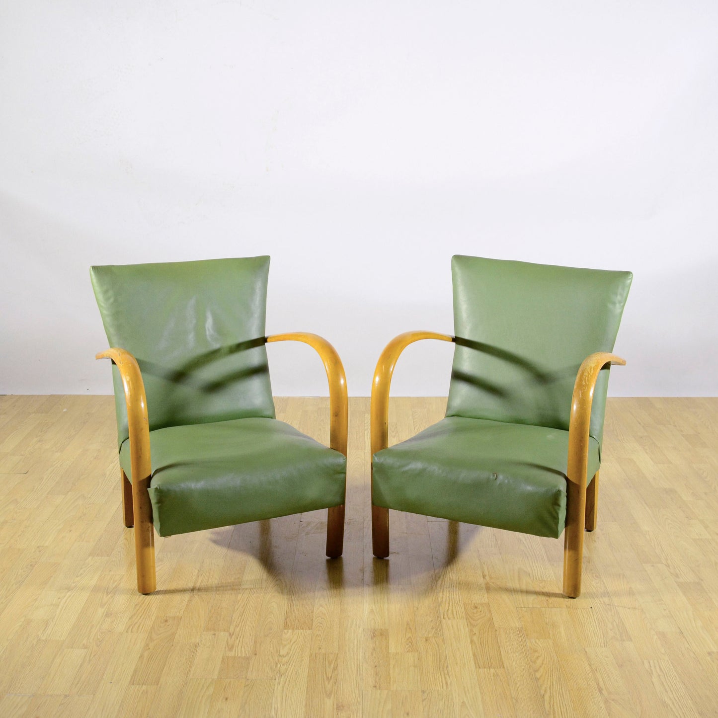 Coppia Poltrone Art Deco' Con Braccioli In Faggio E Imbottitura A Molle Rivestita In Skai Verde Anni 50