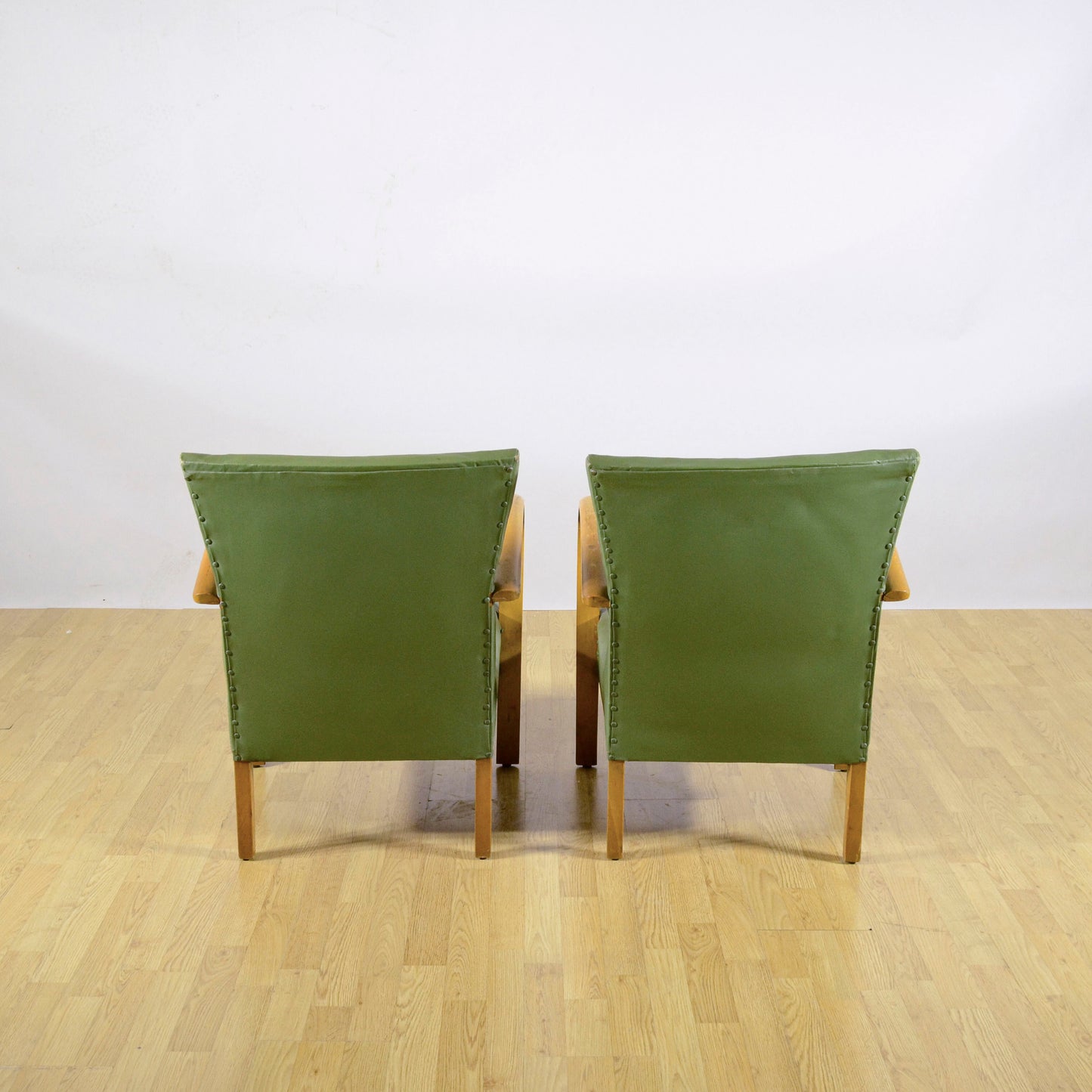 Coppia Poltrone Art Deco' Con Braccioli In Faggio E Imbottitura A Molle Rivestita In Skai Verde Anni 50