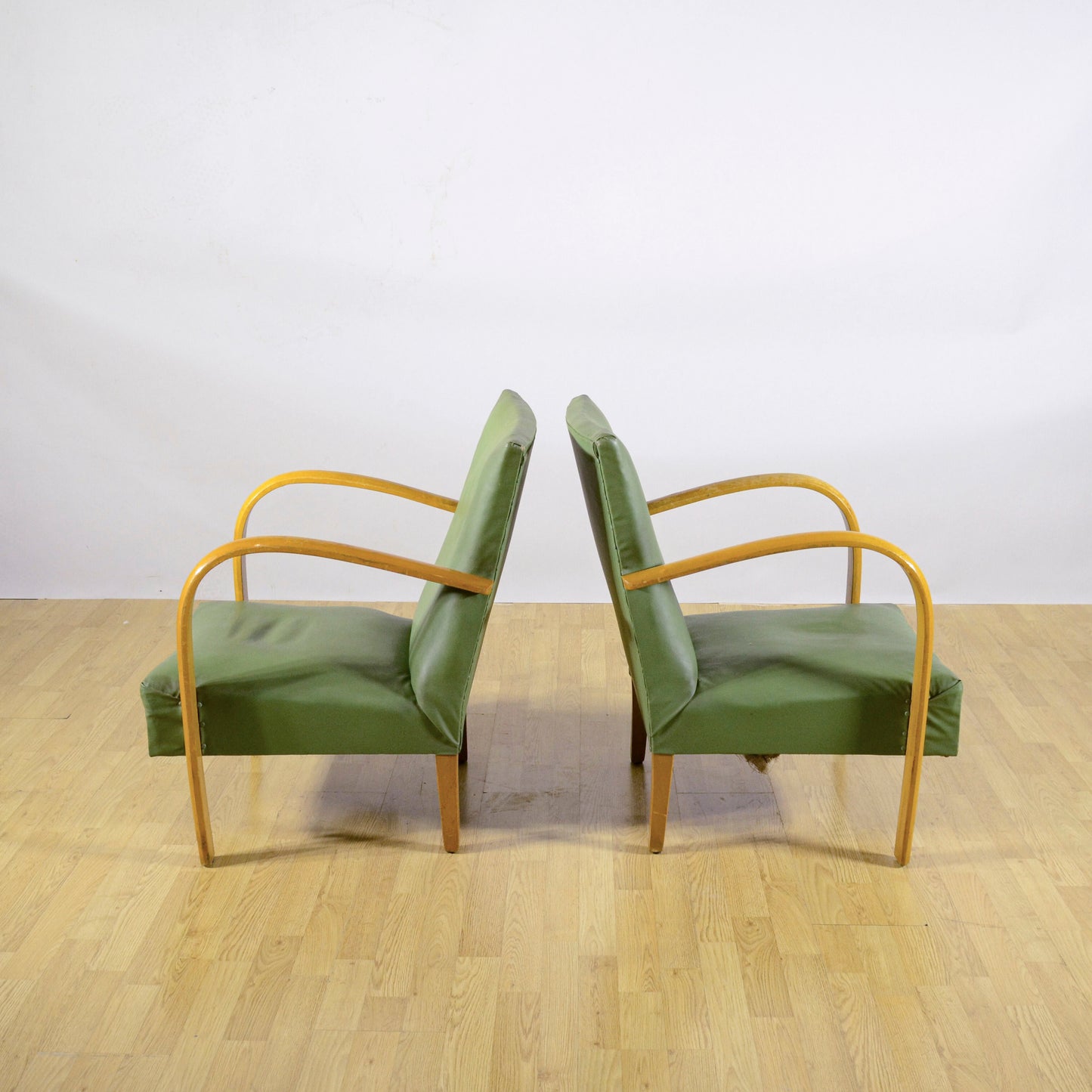 Coppia Poltrone Art Deco' Con Braccioli In Faggio E Imbottitura A Molle Rivestita In Skai Verde Anni 50