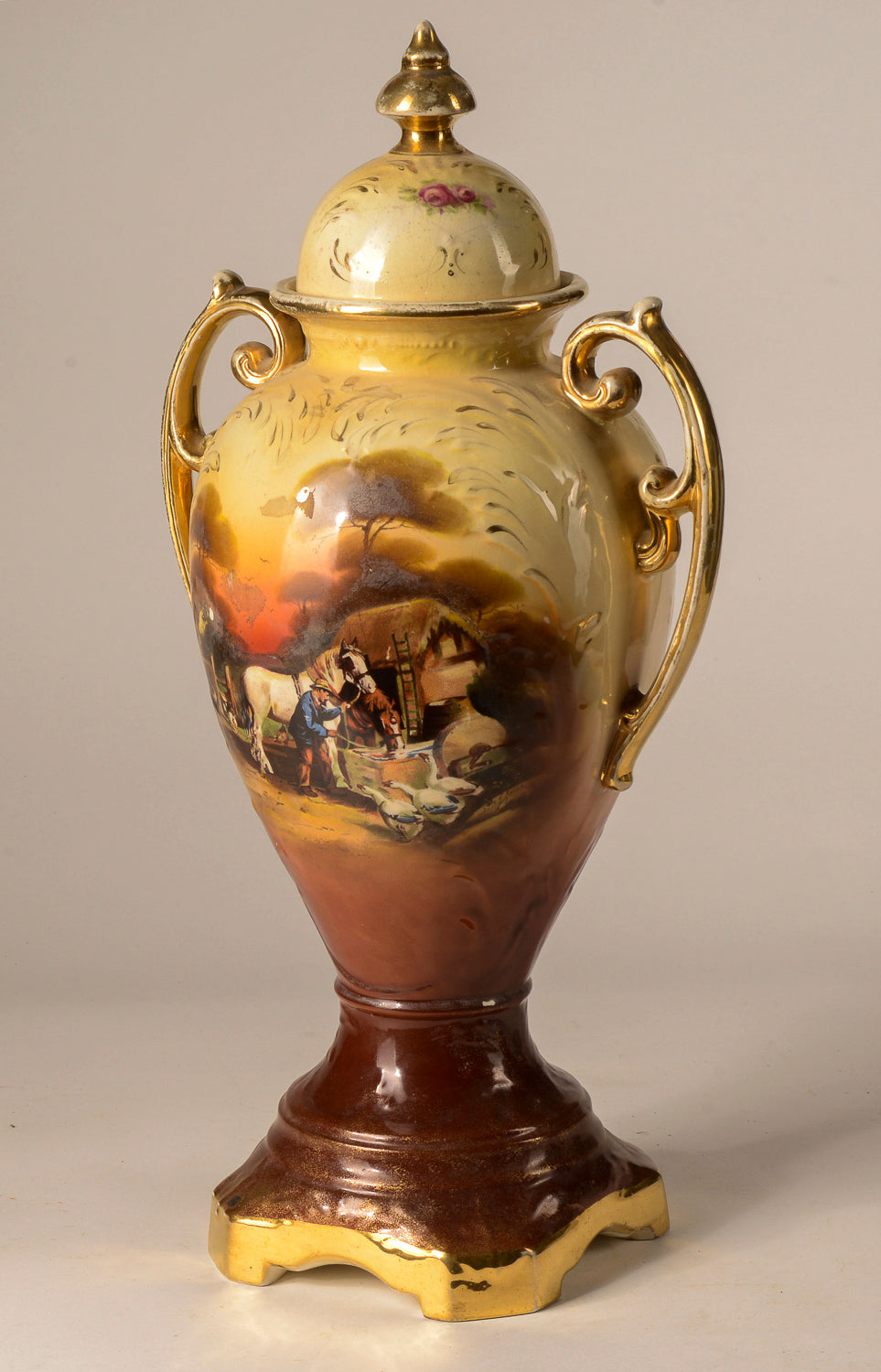 VASO CON COPERCHIO DELLA DITTA FALCON ENGLAND POTTERY, FINE 800 PRIMO 900