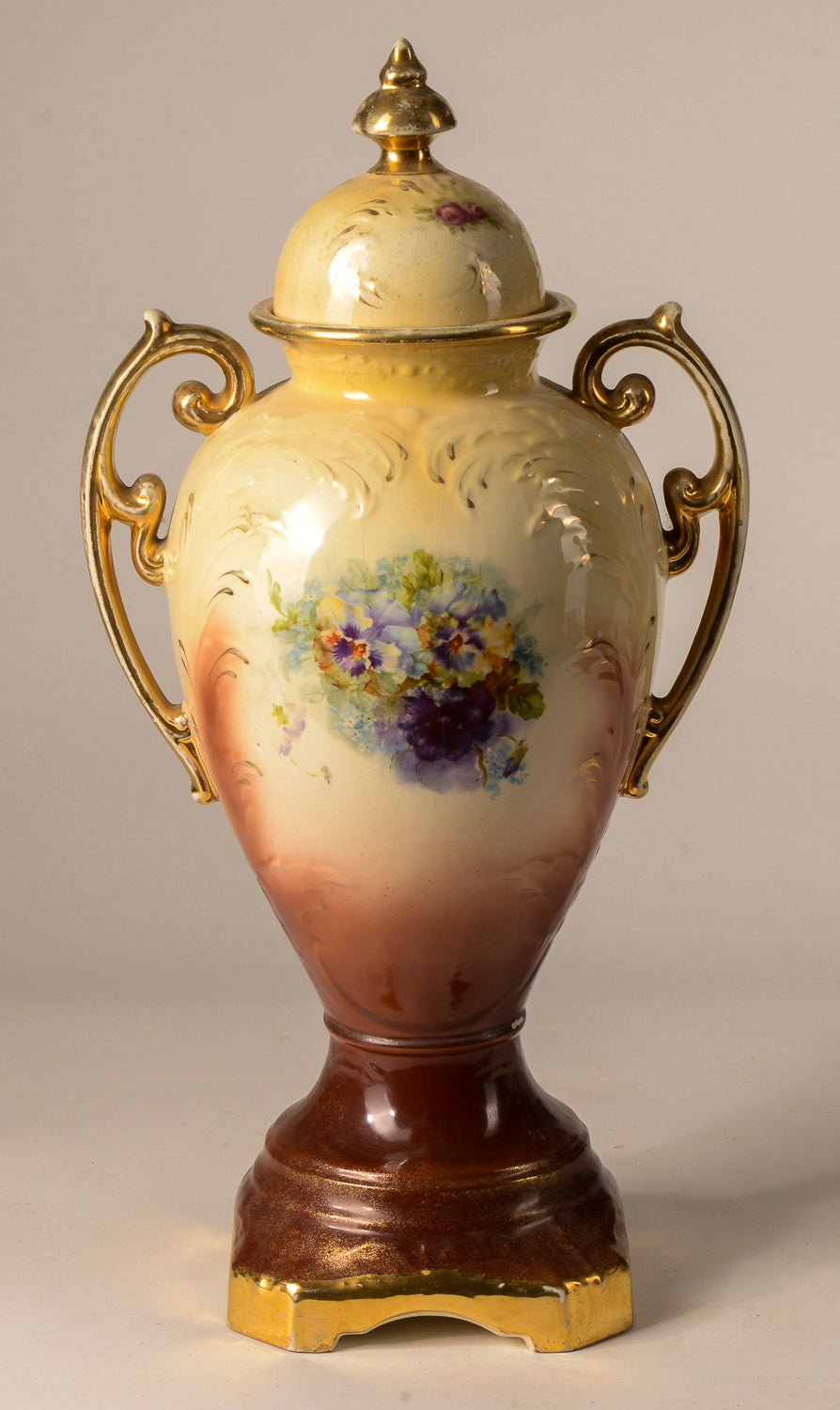 VASO CON COPERCHIO DELLA DITTA FALCON ENGLAND POTTERY, FINE 800 PRIMO 900