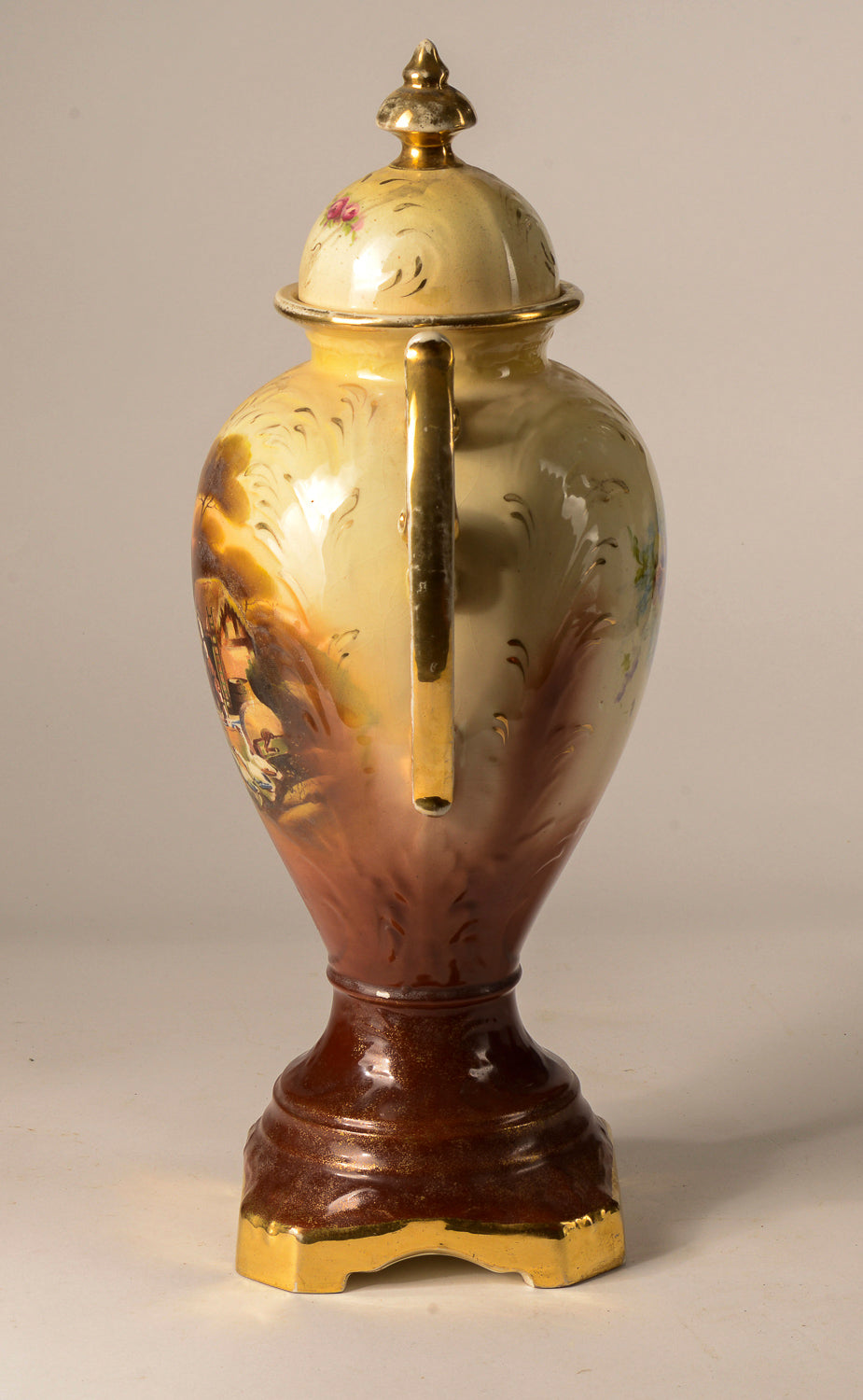 VASO CON COPERCHIO DELLA DITTA FALCON ENGLAND POTTERY, FINE 800 PRIMO 900