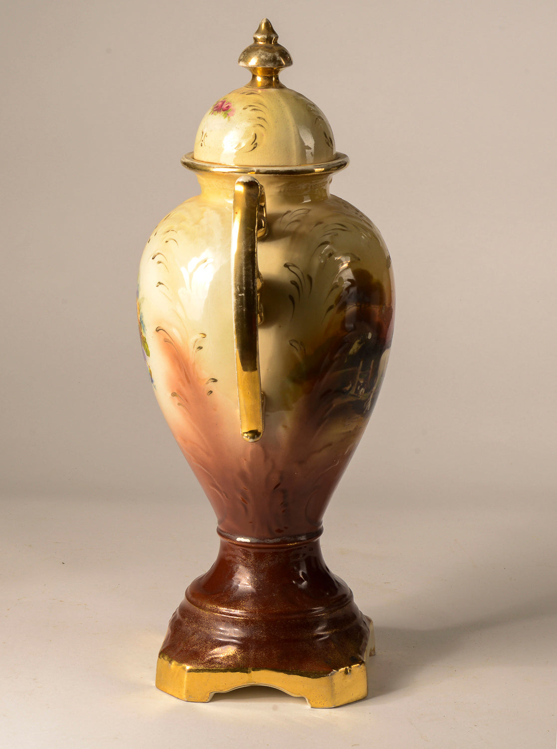 VASO CON COPERCHIO DELLA DITTA FALCON ENGLAND POTTERY, FINE 800 PRIMO 900