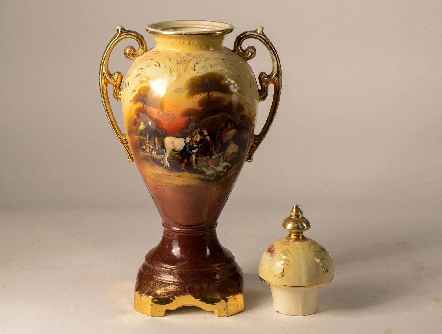 VASO CON COPERCHIO DELLA DITTA FALCON ENGLAND POTTERY, FINE 800 PRIMO 900