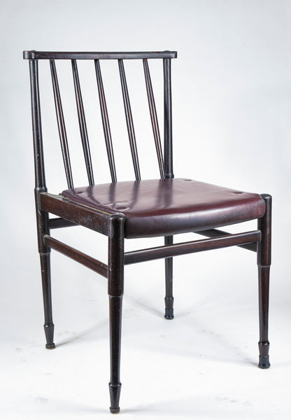 Sedia vintage in legno tinto scuro e similpelle con segni del tempo anni 60
