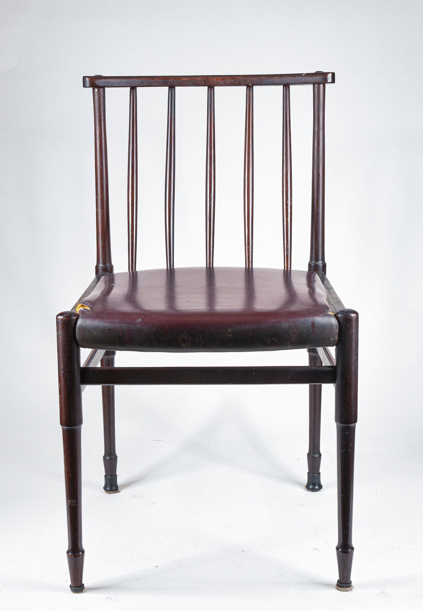 Sedia vintage in legno tinto scuro e similpelle con segni del tempo anni 60