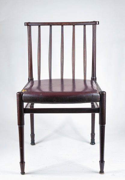 Sedia vintage in legno tinto scuro e similpelle con segni del tempo anni 60