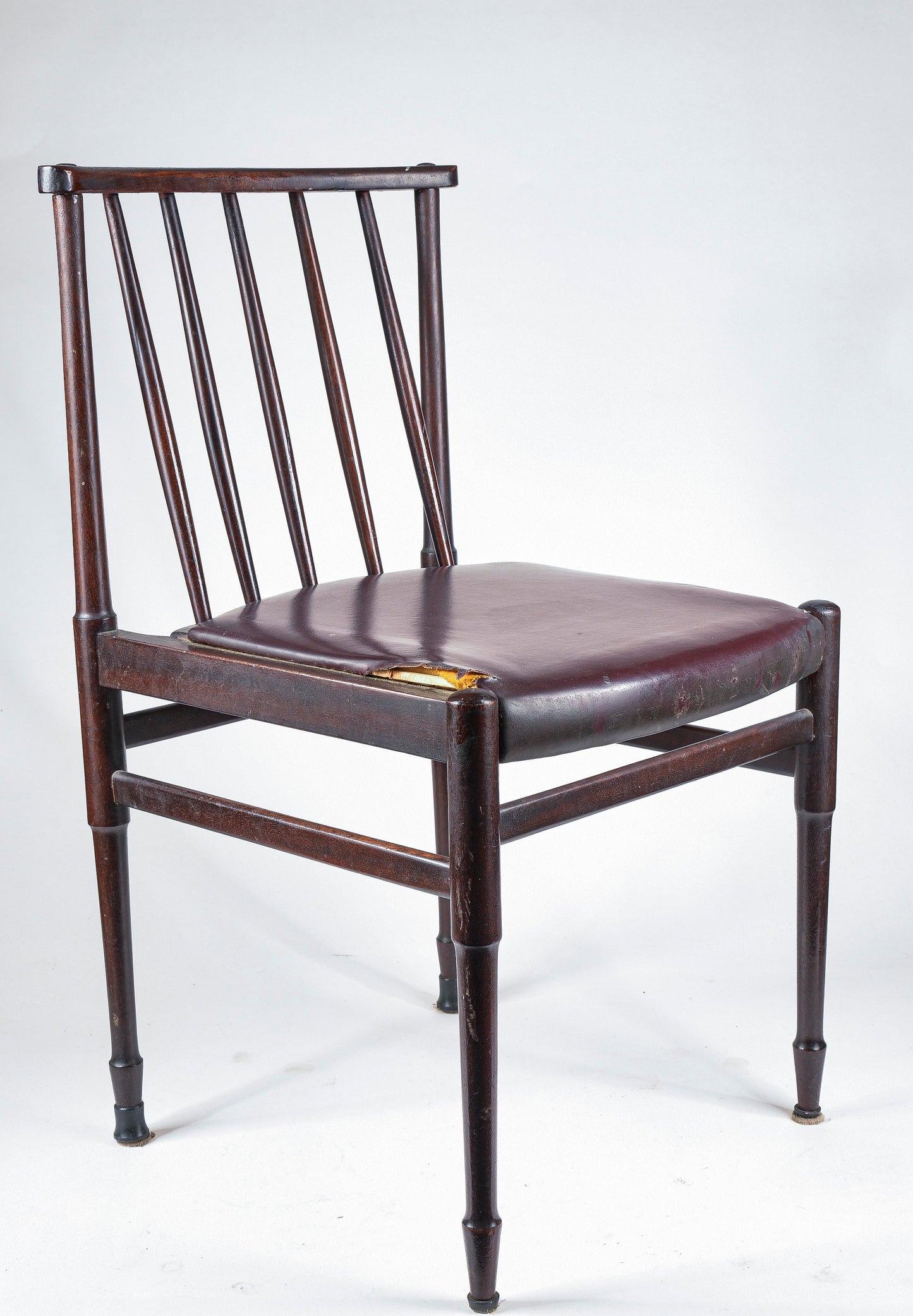 Sedia vintage in legno tinto scuro e similpelle con segni del tempo anni 60