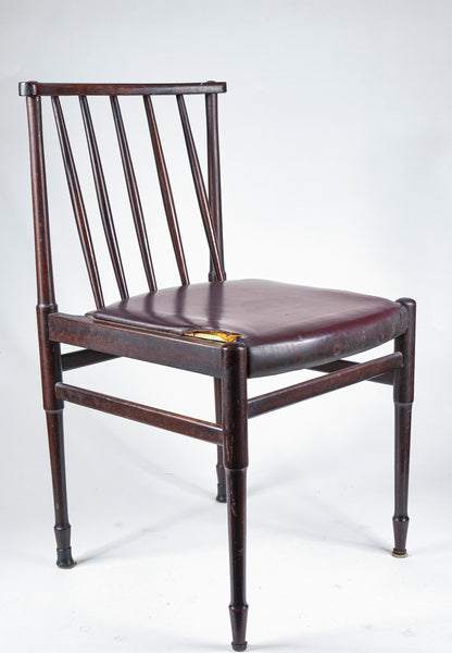 Sedia vintage in legno tinto scuro e similpelle con segni del tempo anni 60