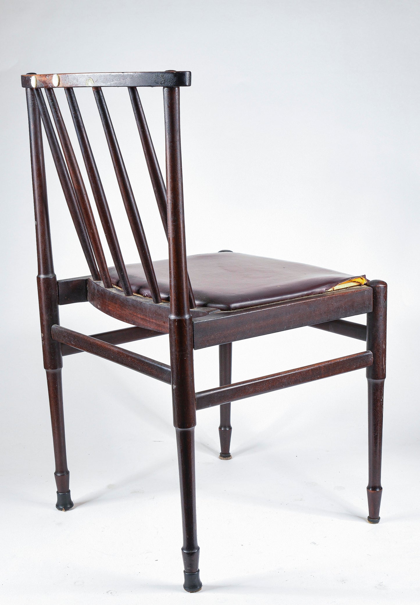Sedia vintage in legno tinto scuro e similpelle con segni del tempo anni 60