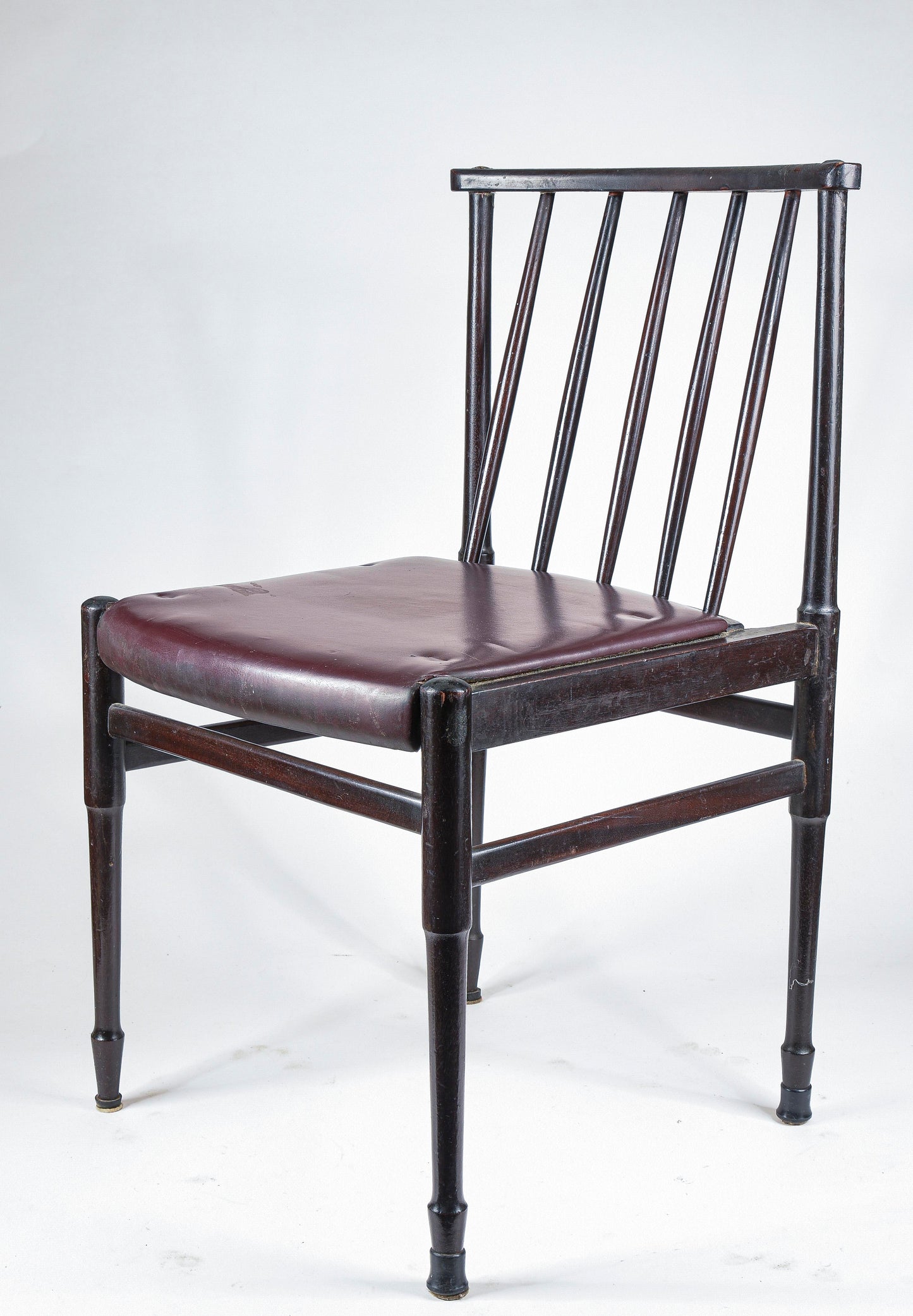 Sedia vintage in legno tinto scuro e similpelle con segni del tempo anni 60