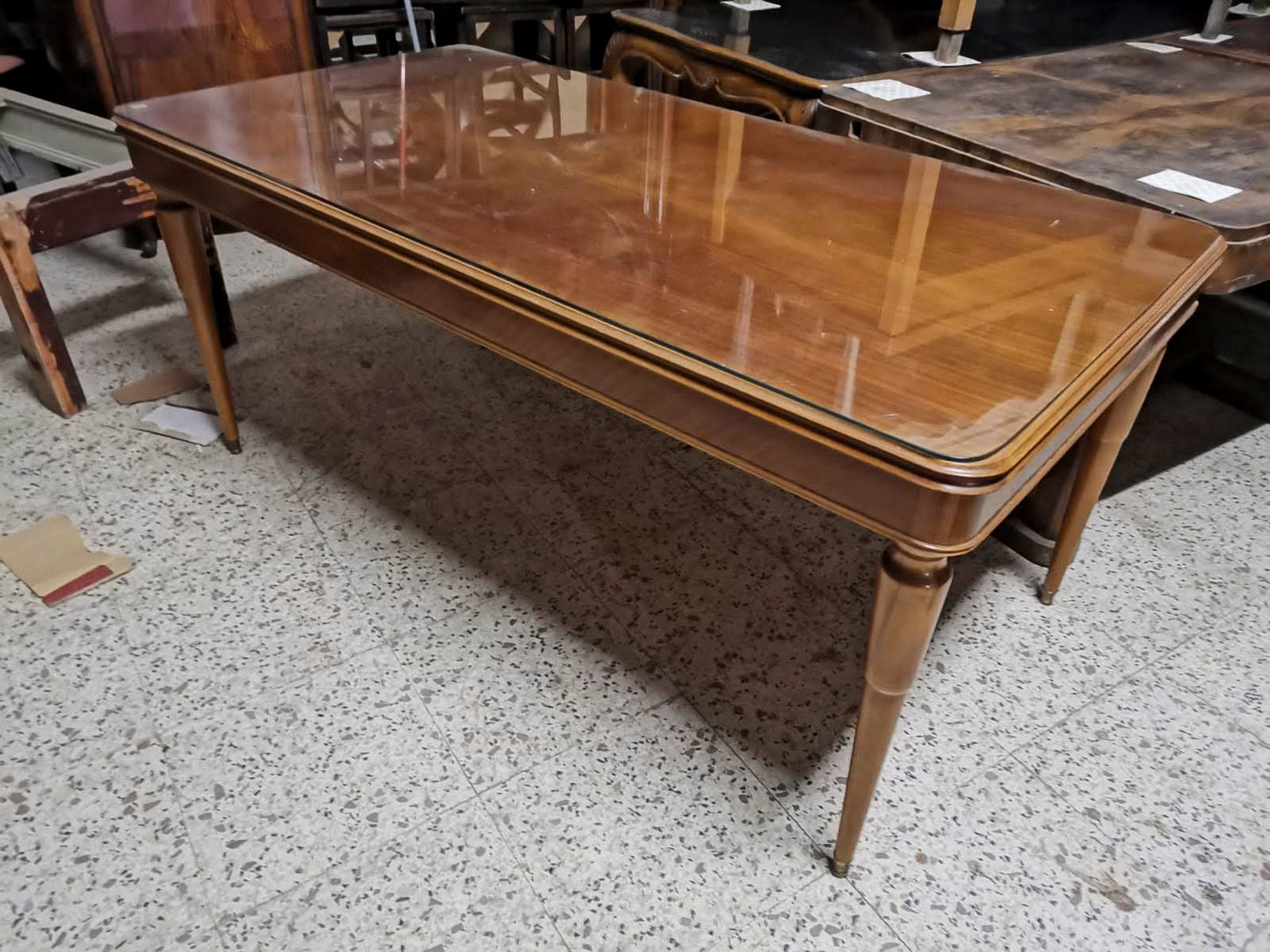 tavolo sala studio con gambe tornite a due dimensioni e piano in vetro 1950