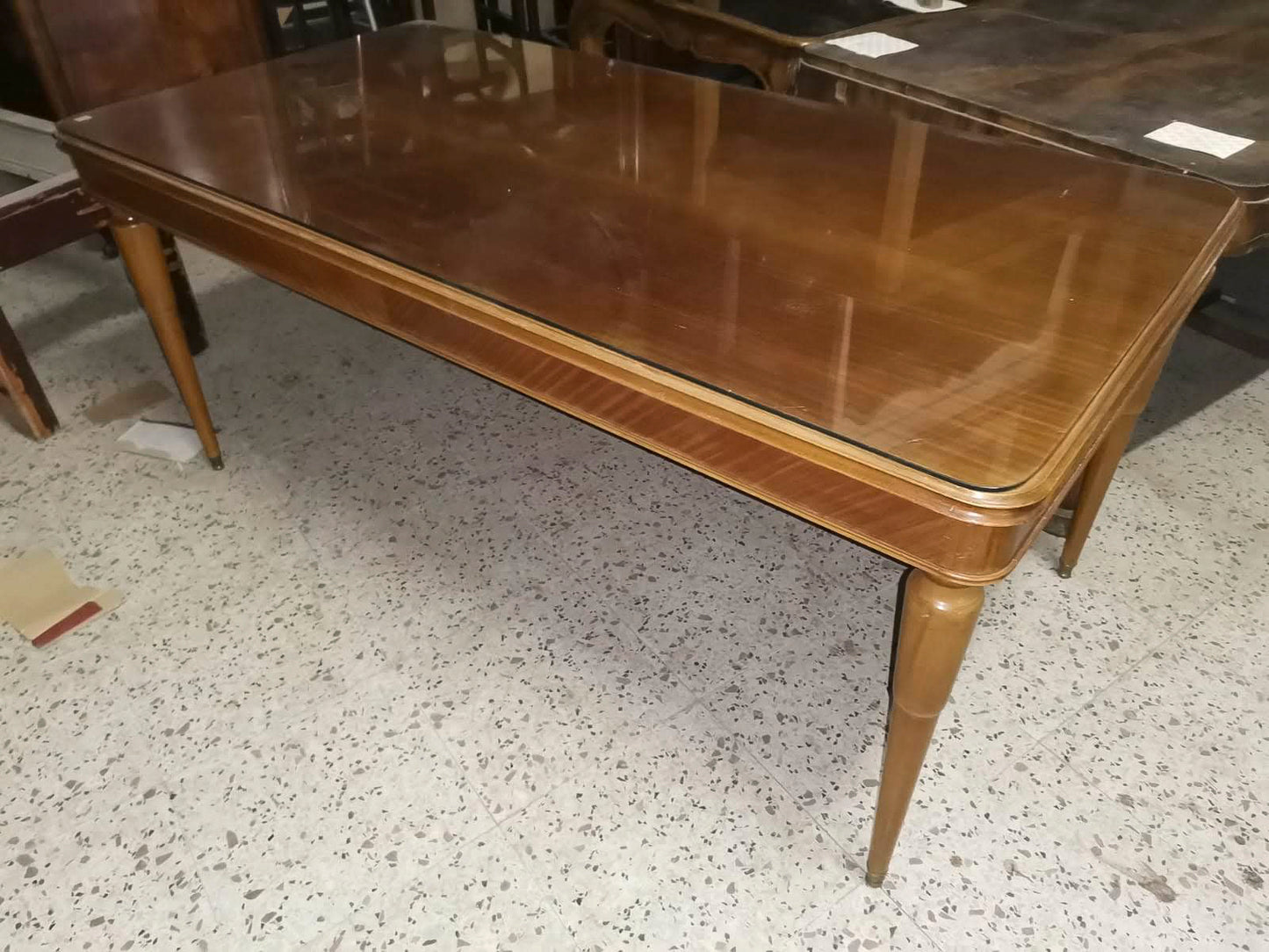 tavolo sala studio con gambe tornite a due dimensioni e piano in vetro 1950