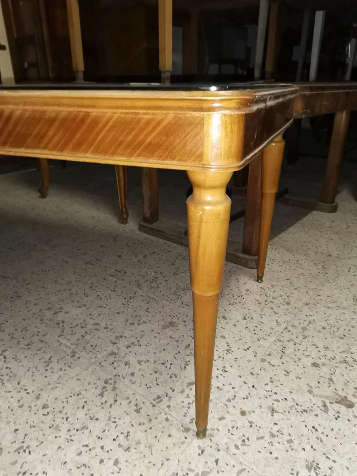 tavolo sala studio con gambe tornite a due dimensioni e piano in vetro 1950