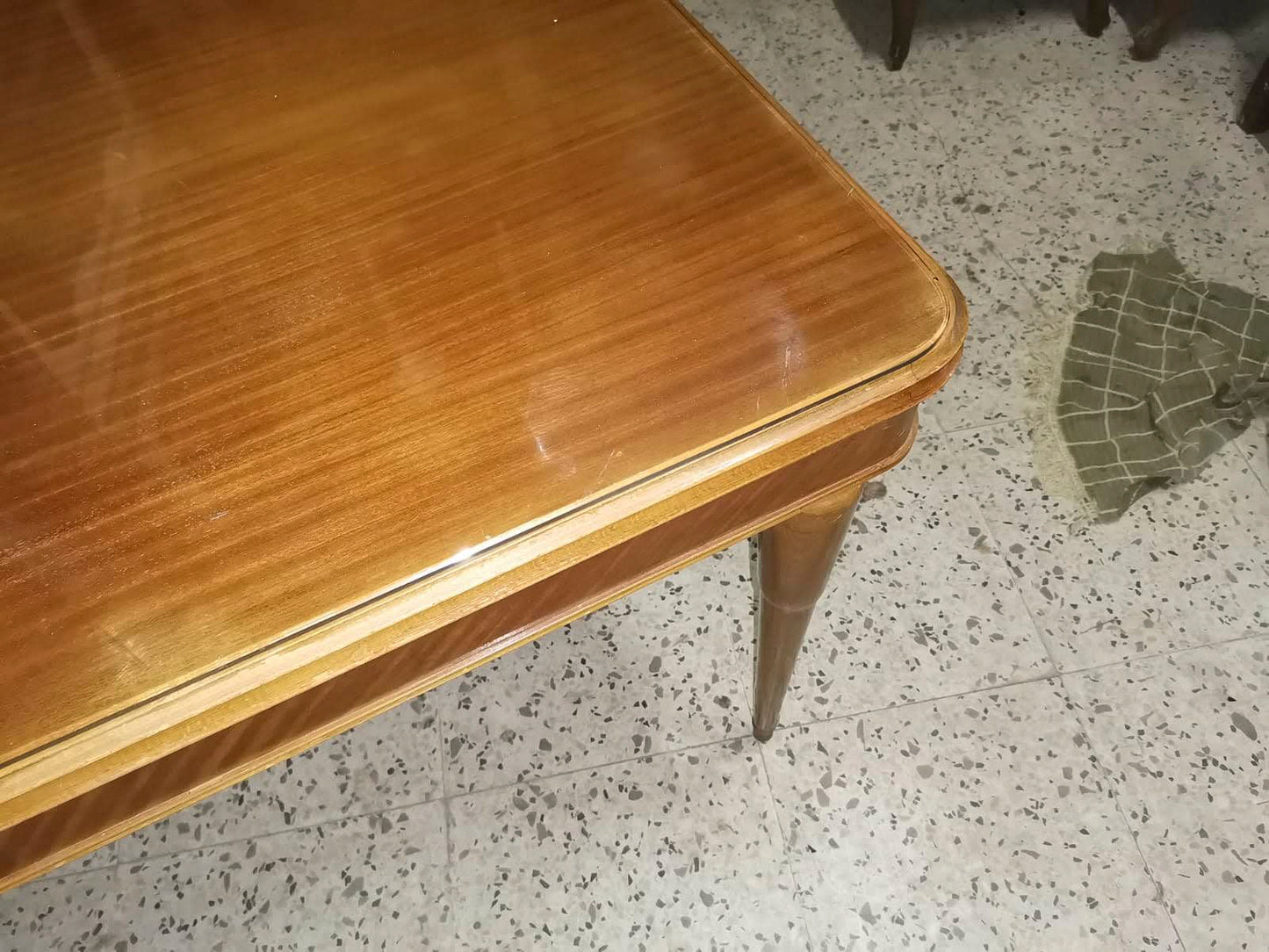 tavolo sala studio con gambe tornite a due dimensioni e piano in vetro 1950