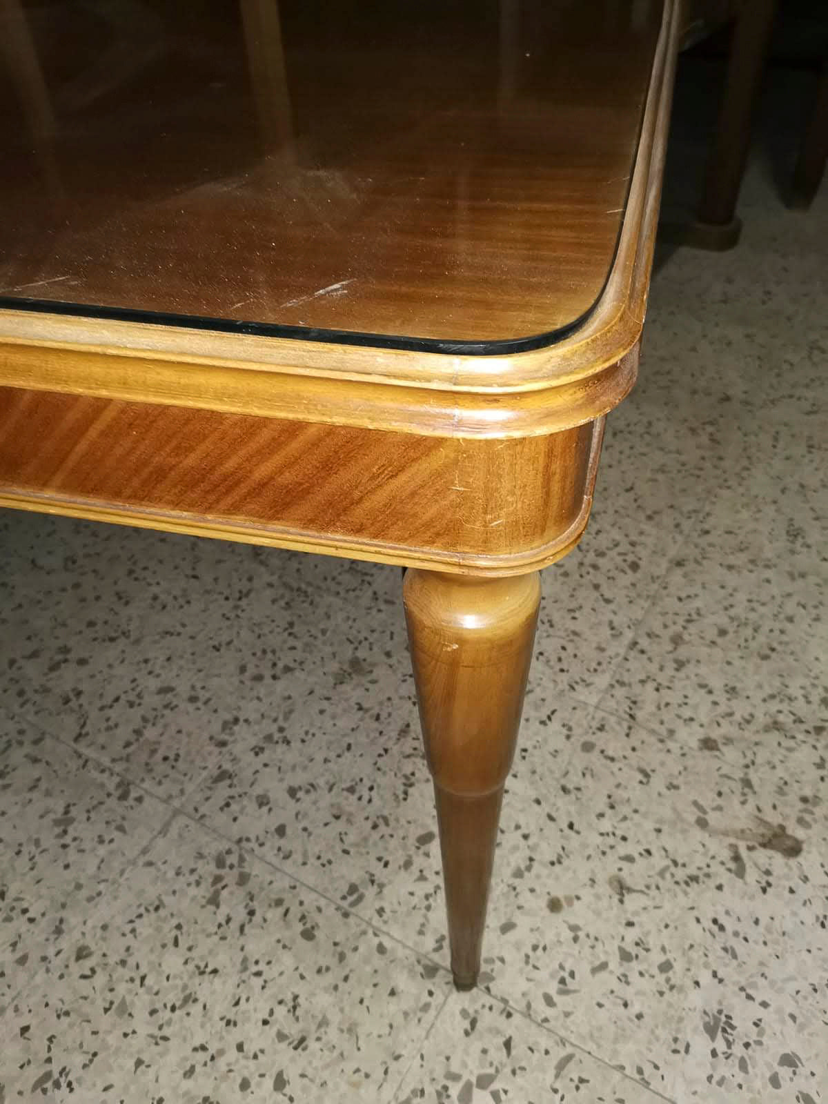tavolo sala studio con gambe tornite a due dimensioni e piano in vetro 1950