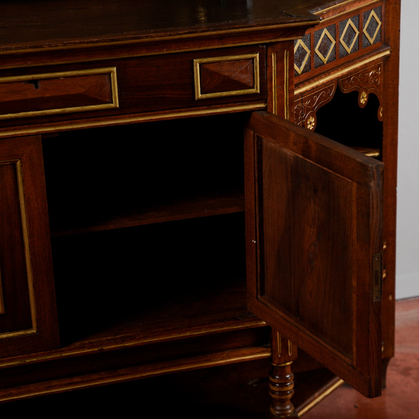 Credenza con alzata piattaia intagliata  epoca Liberty
