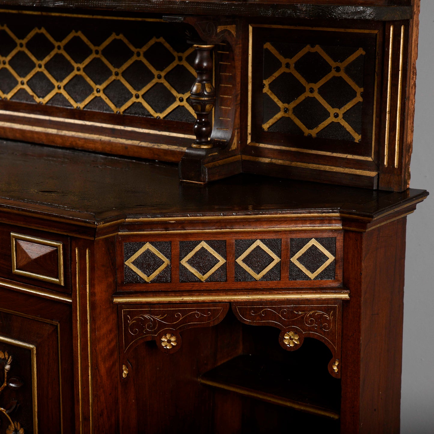 Credenza con alzata piattaia intagliata  epoca Liberty