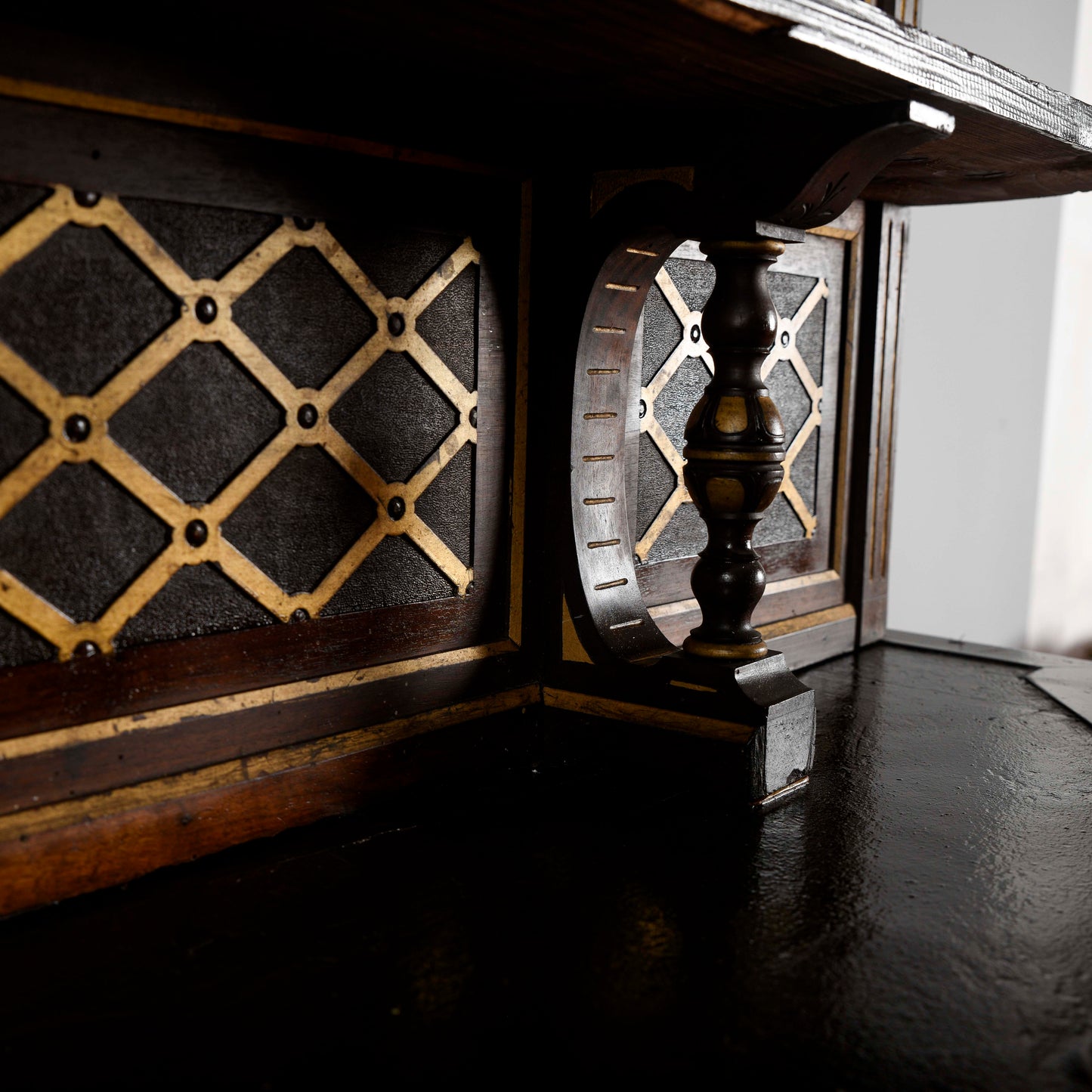 Credenza con alzata piattaia intagliata  epoca Liberty