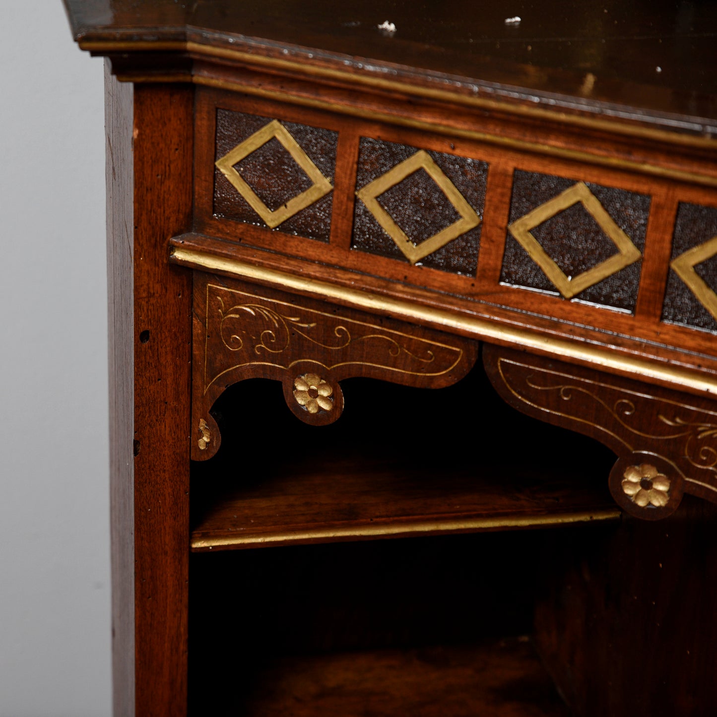 Credenza con alzata piattaia intagliata  epoca Liberty