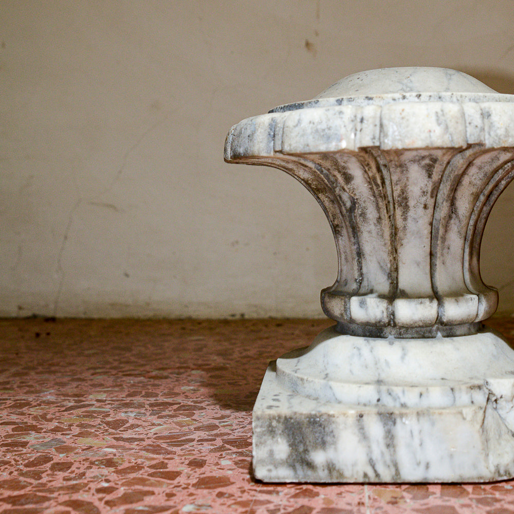 Capitello in pietra a forma floreale a fiore decoro ad ombrello con base poligonale