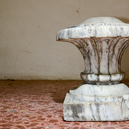 Capitello in pietra a forma floreale a fiore decoro ad ombrello con base poligonale
