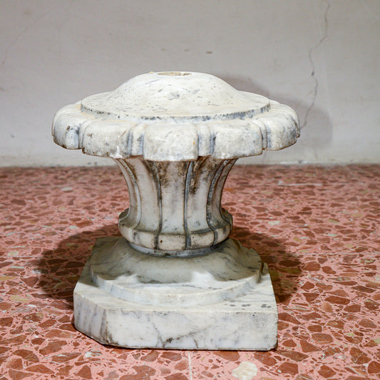 Capitello in pietra a forma floreale a fiore decoro ad ombrello con base poligonale