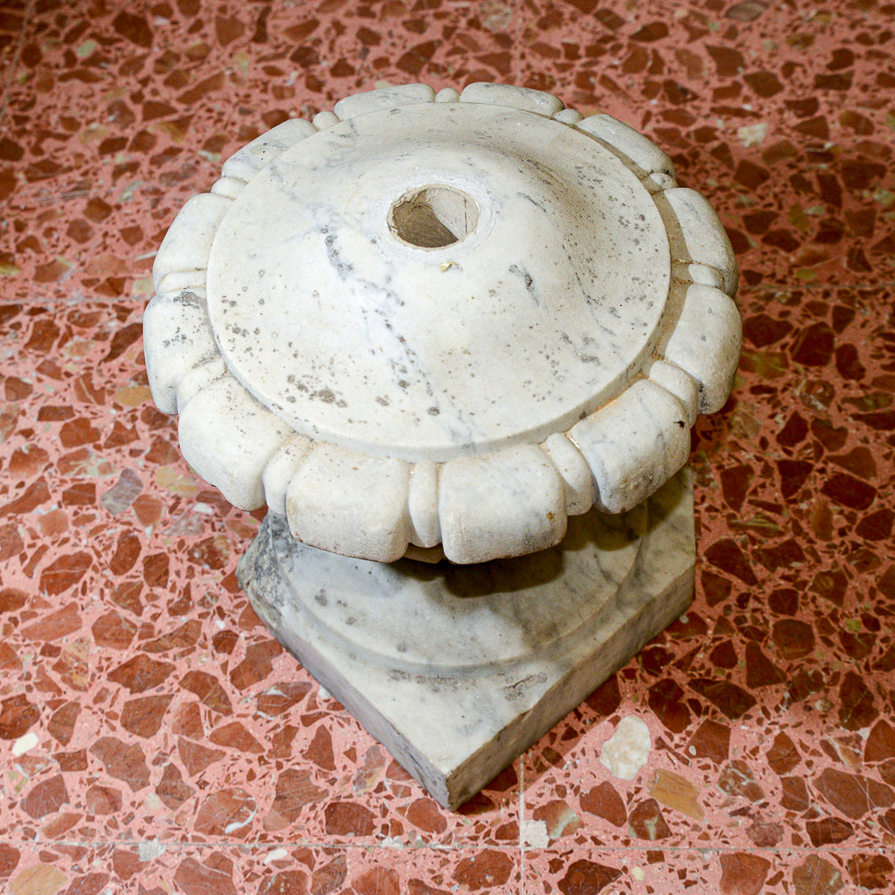 Capitello in pietra a forma floreale a fiore decoro ad ombrello con base poligonale