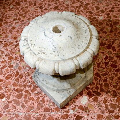 Capitello in pietra a forma floreale a fiore decoro ad ombrello con base poligonale