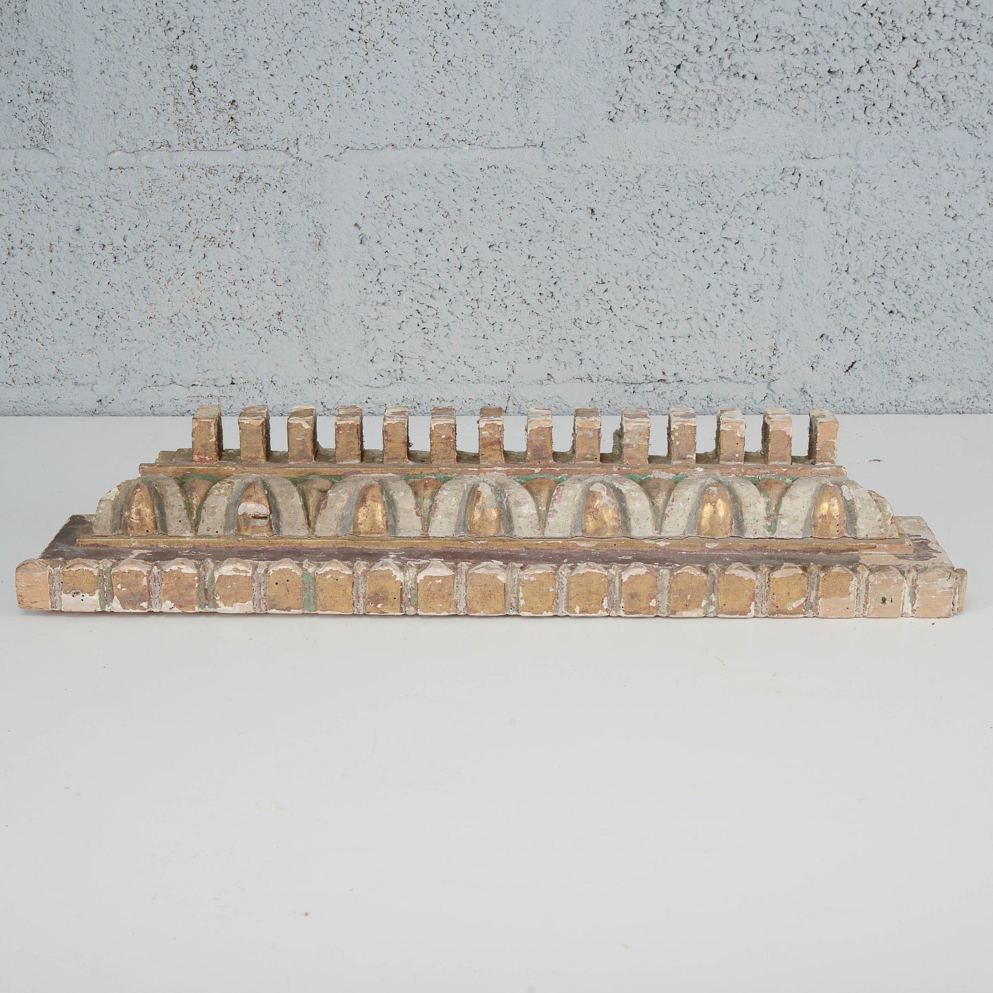 Cornice dentellata frammento decoro
