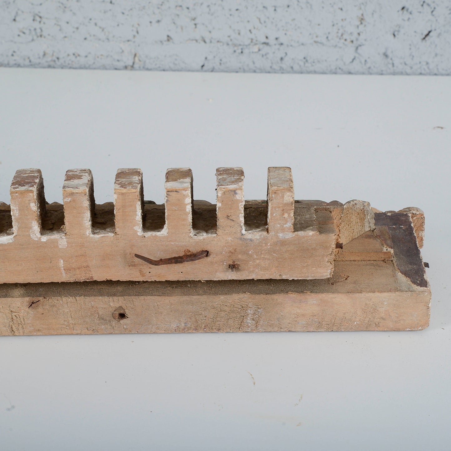 Cornice dentellata frammento decoro