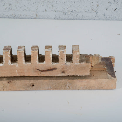 Cornice dentellata frammento decoro