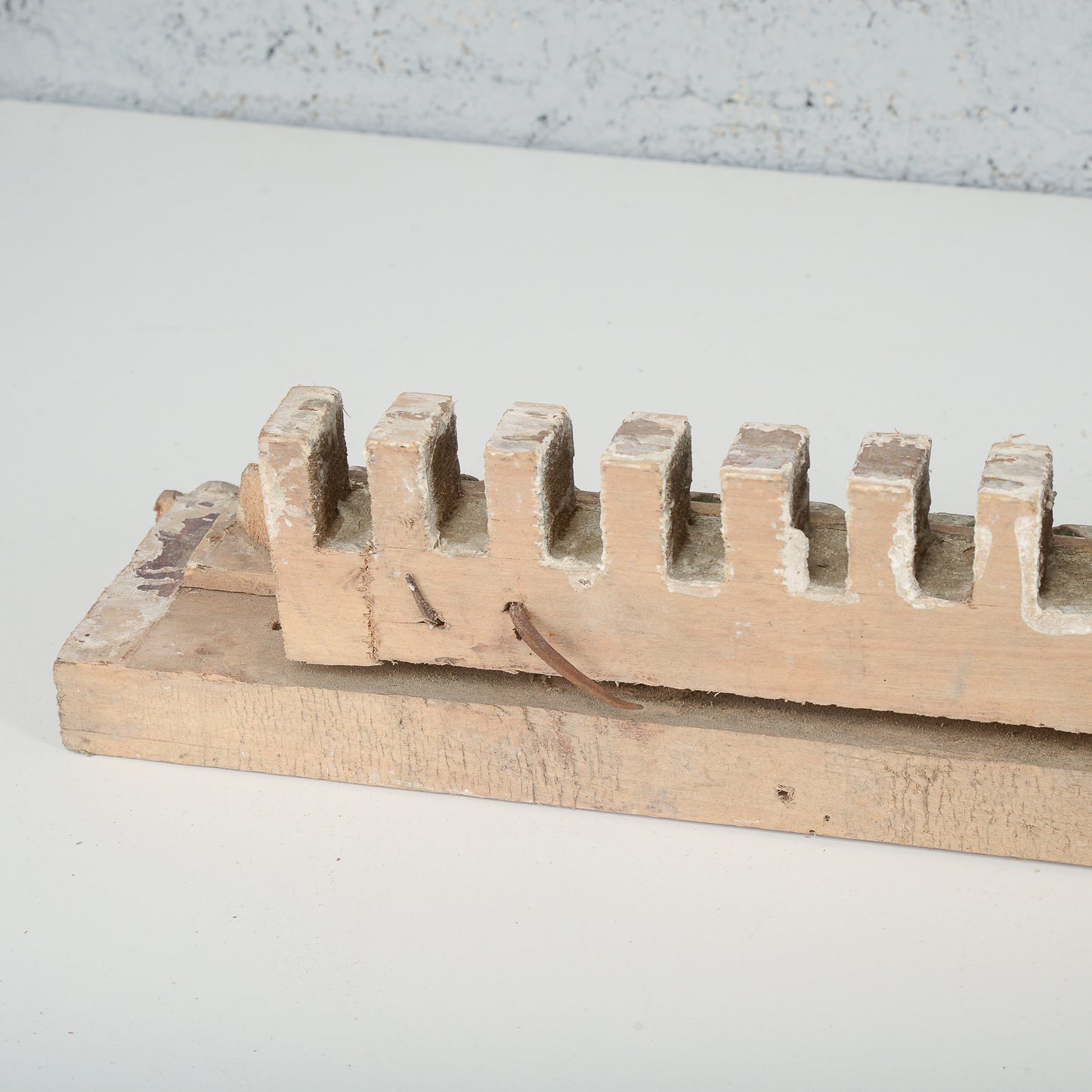 Cornice dentellata frammento decoro