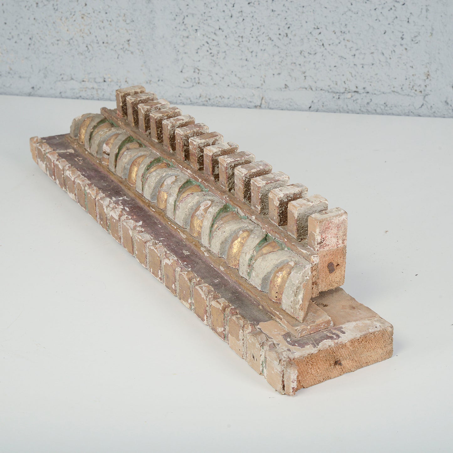 Cornice dentellata frammento decoro