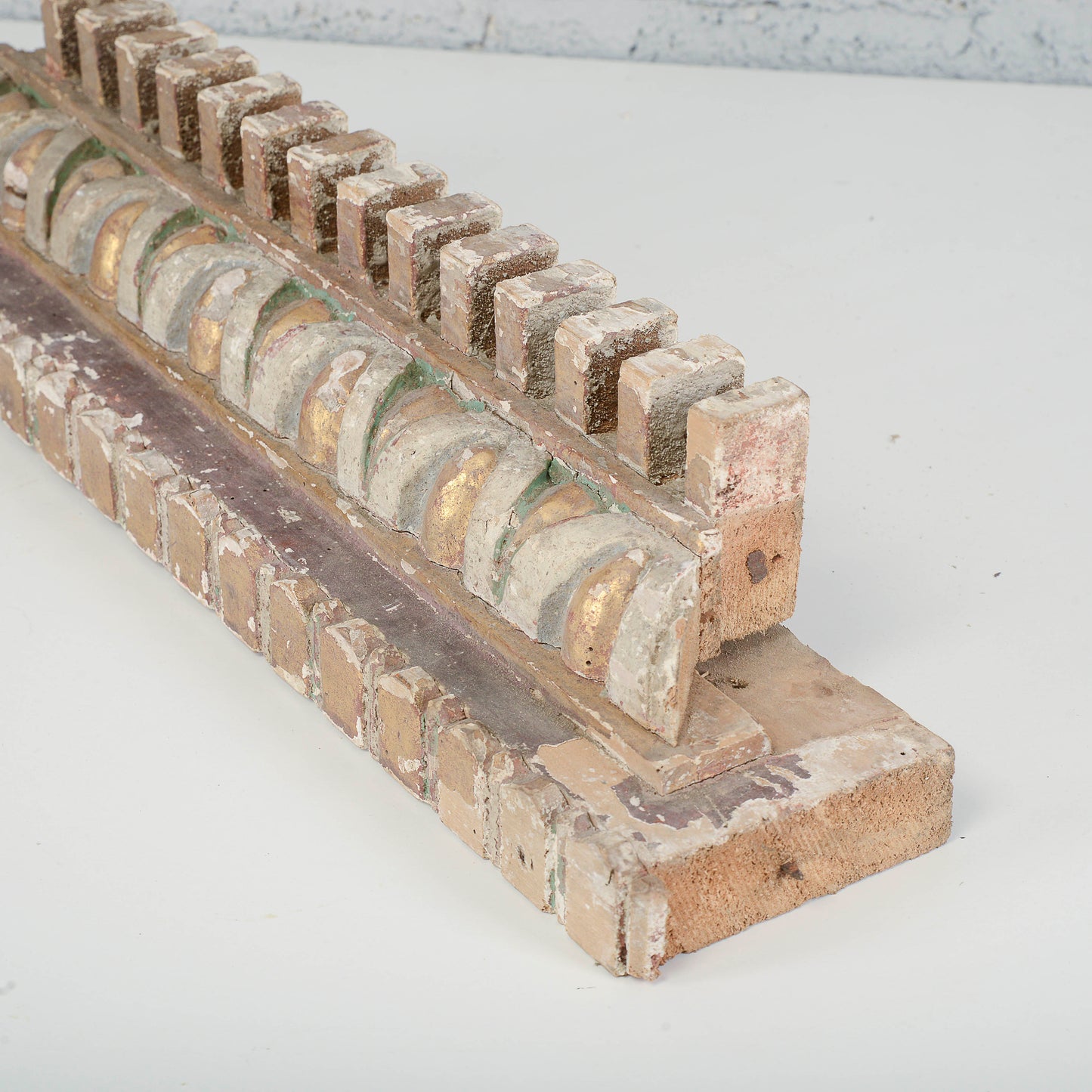 Cornice dentellata frammento decoro