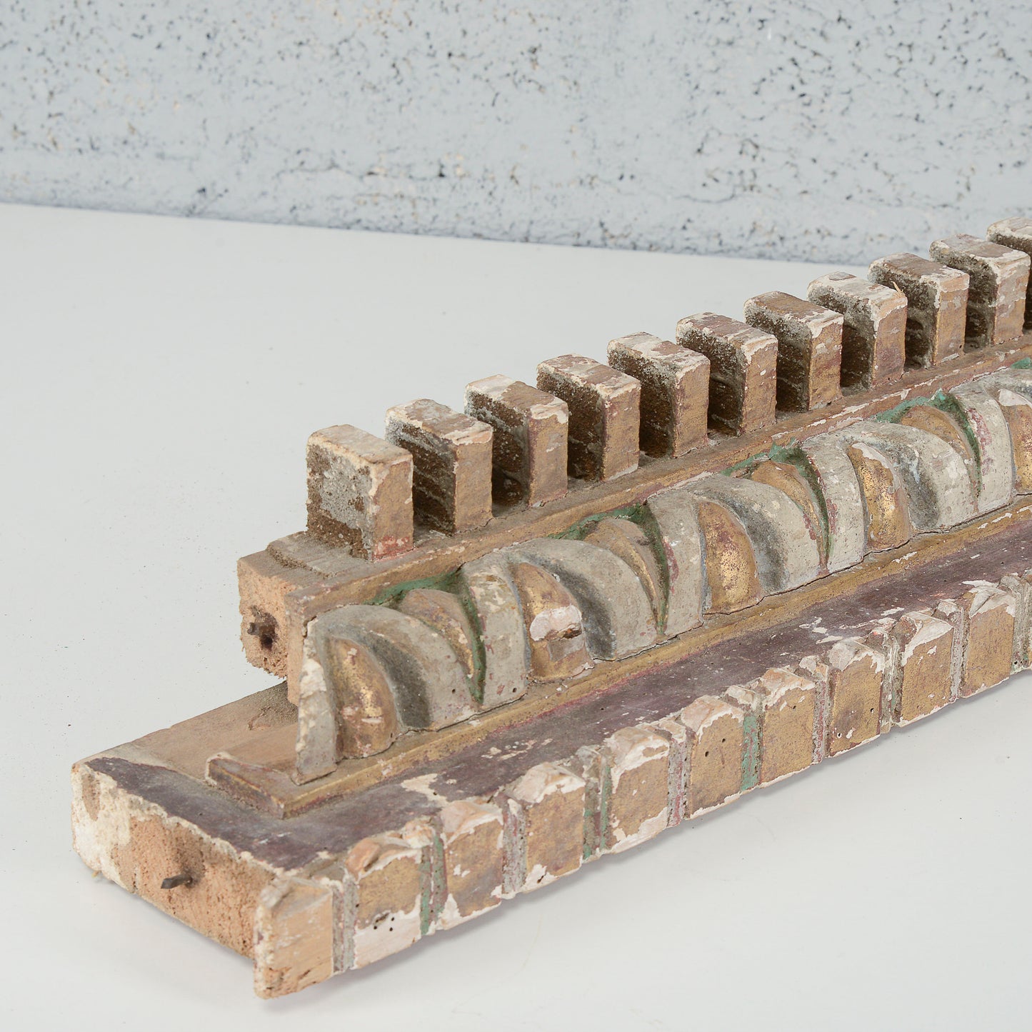 Cornice dentellata frammento decoro