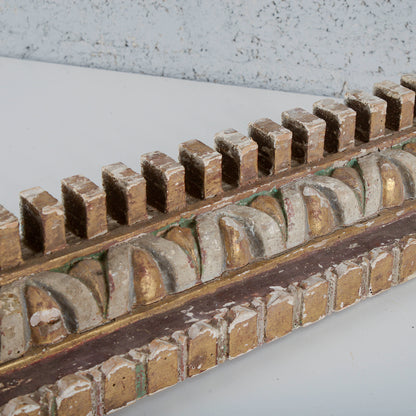 Cornice dentellata frammento decoro