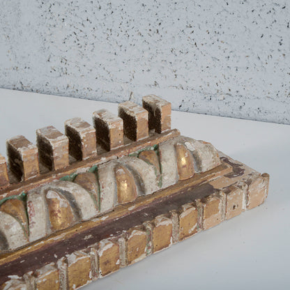 Cornice dentellata frammento decoro