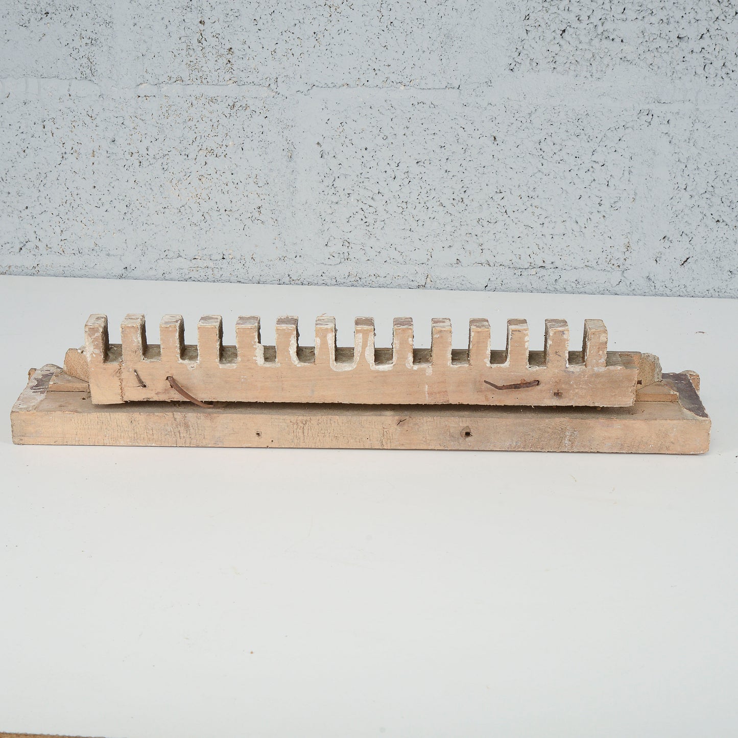 Cornice dentellata frammento decoro