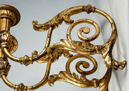 Coppia di applique torciere a muro in ferro lavorato con parti tornite in legno dorate  a foglia oro Italia  Luigi XV