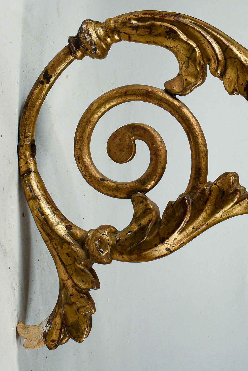 Coppia di applique torciere a muro in ferro lavorato con parti tornite in legno dorate  a foglia oro Italia  Luigi XV