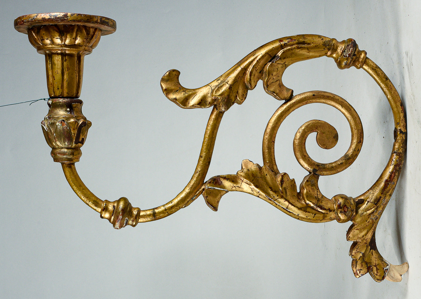 Coppia di applique torciere a muro in ferro lavorato con parti tornite in legno dorate  a foglia oro Italia  Luigi XV