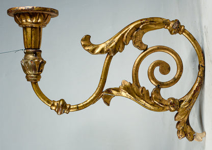 Coppia di applique torciere a muro in ferro lavorato con parti tornite in legno dorate  a foglia oro Italia  Luigi XV