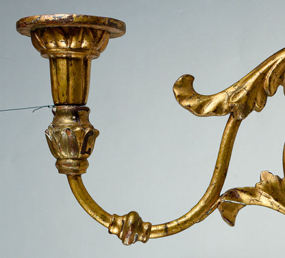 Coppia di applique torciere a muro in ferro lavorato con parti tornite in legno dorate  a foglia oro Italia  Luigi XV