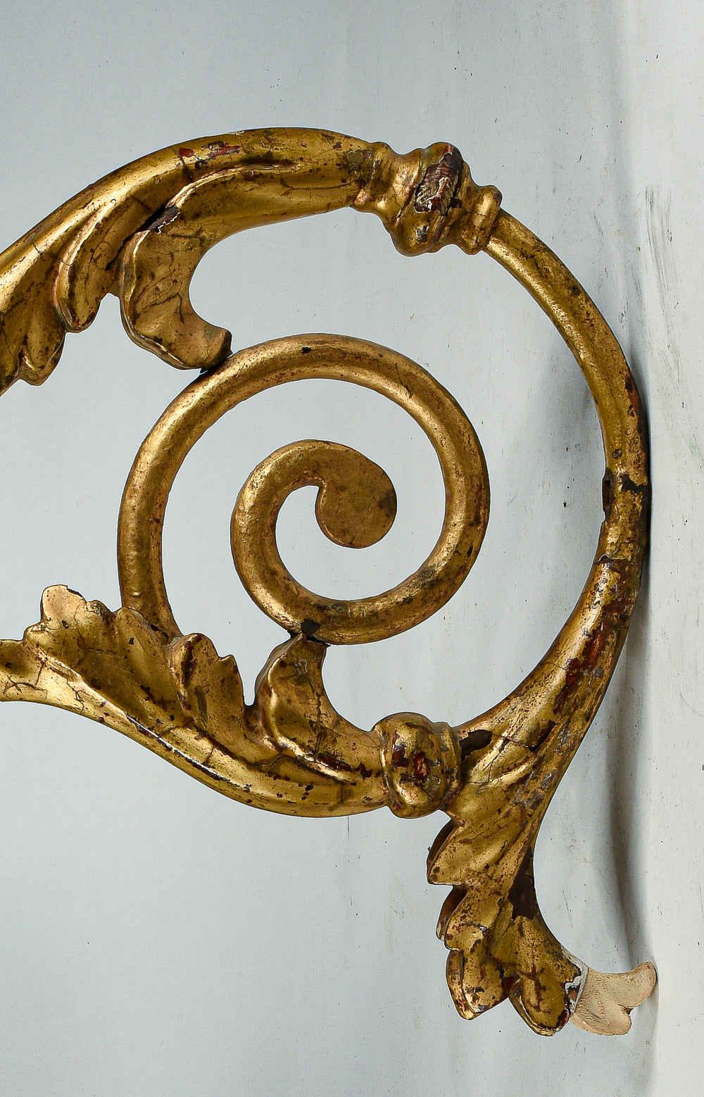 Coppia di applique torciere a muro in ferro lavorato con parti tornite in legno dorate  a foglia oro Italia  Luigi XV