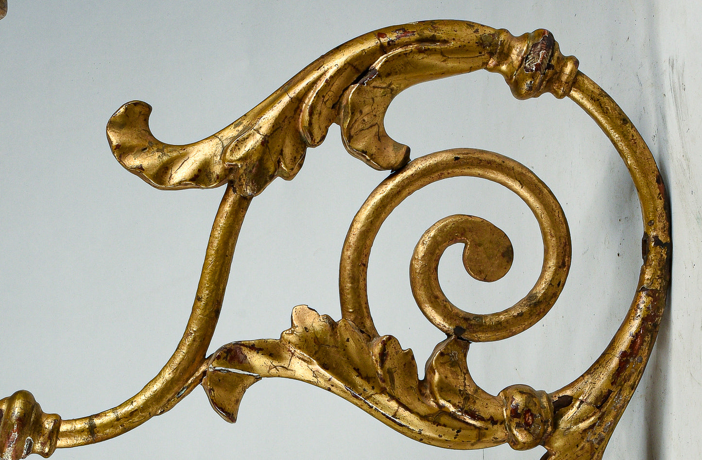 Coppia di applique torciere a muro in ferro lavorato con parti tornite in legno dorate  a foglia oro Italia  Luigi XV